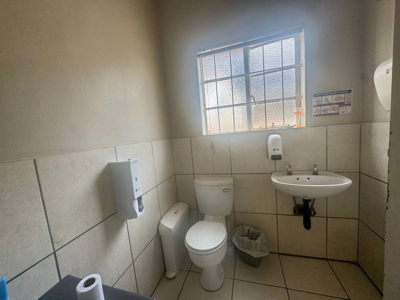 Commercial building ideal for offices - Photo 4