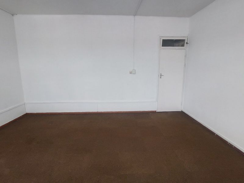 Commercial property for rent in Stamfordhill - Photo 3