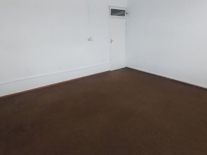 Commercial property for rent in Stamfordhill - Photo 2
