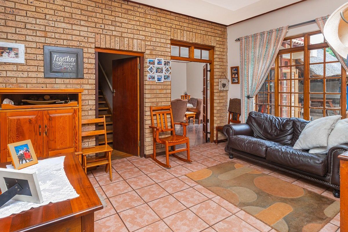 Move-In Ready 3 or 4 Bed House with Pool and Double Garage - Photo 5