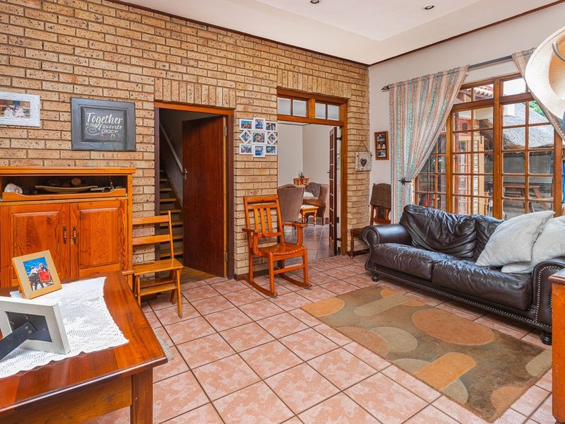 Move-In Ready 3 or 4 Bed House with Pool and Double Garage - Photo 5