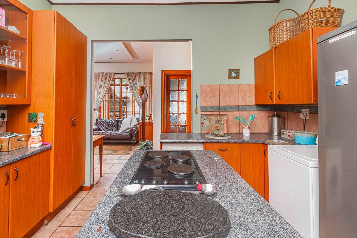 Move-In Ready 3 or 4 Bed House with Pool and Double Garage - Photo 3