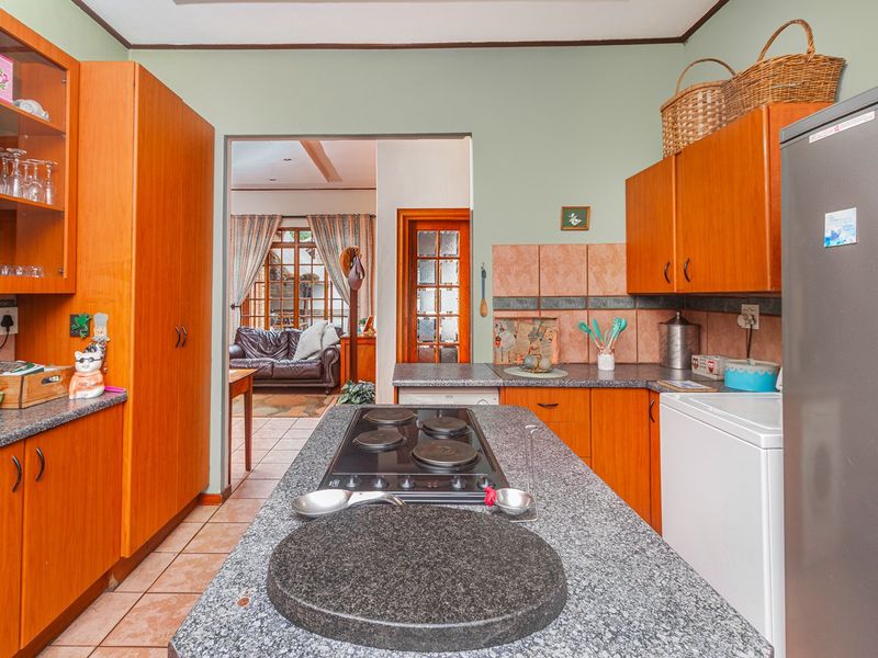 Move-In Ready 3 or 4 Bed House with Pool and Double Garage - Photo 3