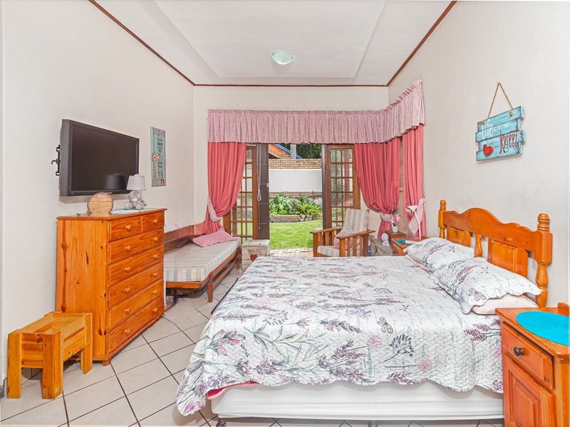 Move-In Ready 3 or 4 Bed House with Pool and Double Garage - Photo 10