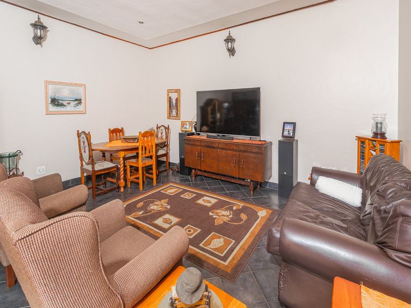 Move-In Ready 3 or 4 Bed House with Pool and Double Garage - Photo 9