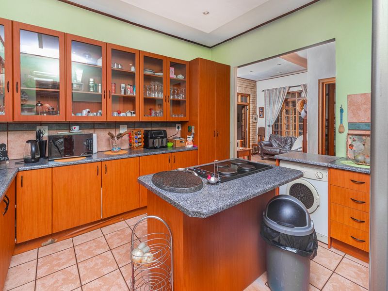 Move-In Ready 3 or 4 Bed House with Pool and Double Garage - Photo 8