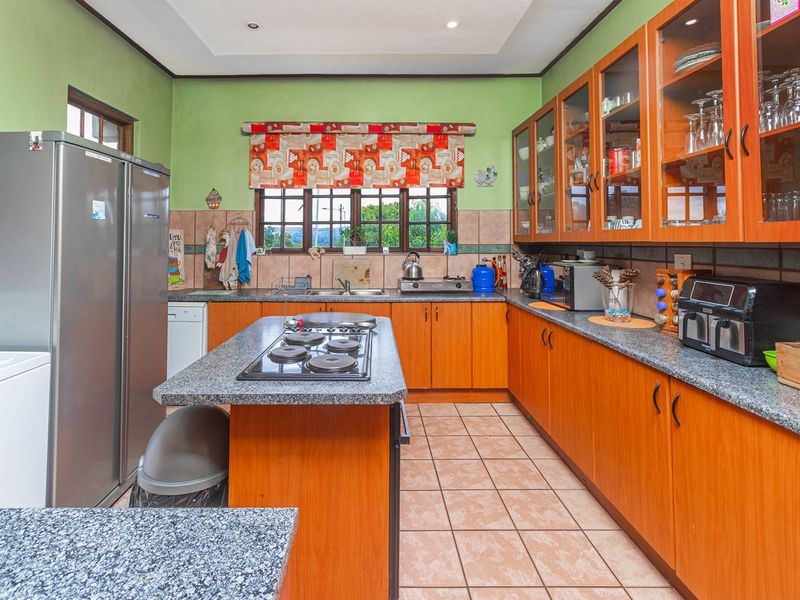 Move-In Ready 3 or 4 Bed House with Pool and Double Garage - Photo 7