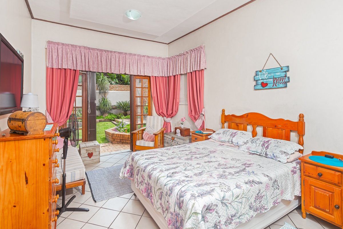 Move-In Ready 3 or 4 Bed House with Pool and Double Garage - Photo 2