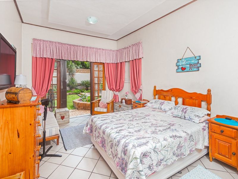 Move-In Ready 3 or 4 Bed House with Pool and Double Garage - Photo 2