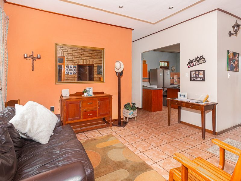 Move-In Ready 3 or 4 Bed House with Pool and Double Garage - Photo 6