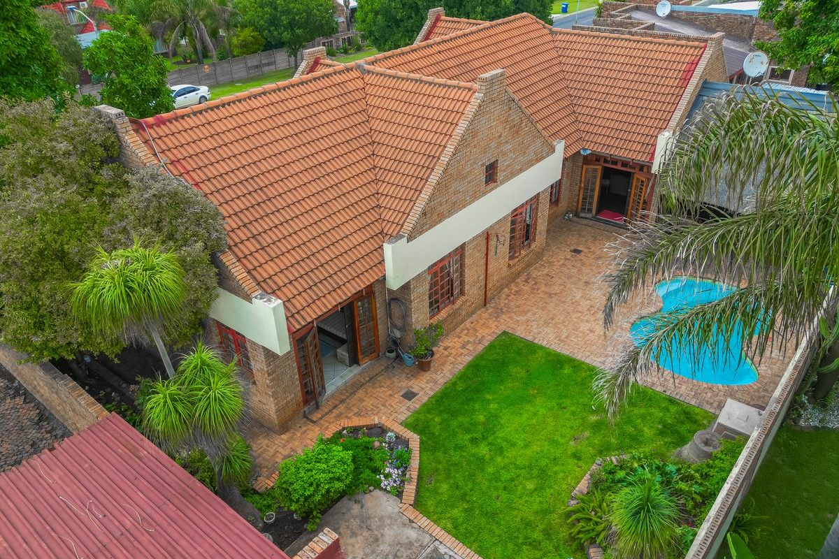 Move-In Ready 3 or 4 Bed House with Pool and Double Garage - Photo 4