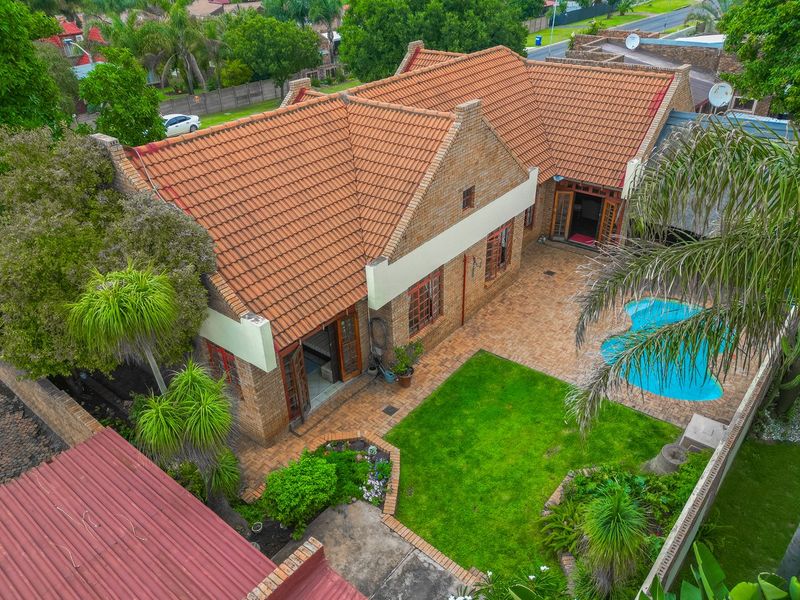 Move-In Ready 3 or 4 Bed House with Pool and Double Garage - Photo 4