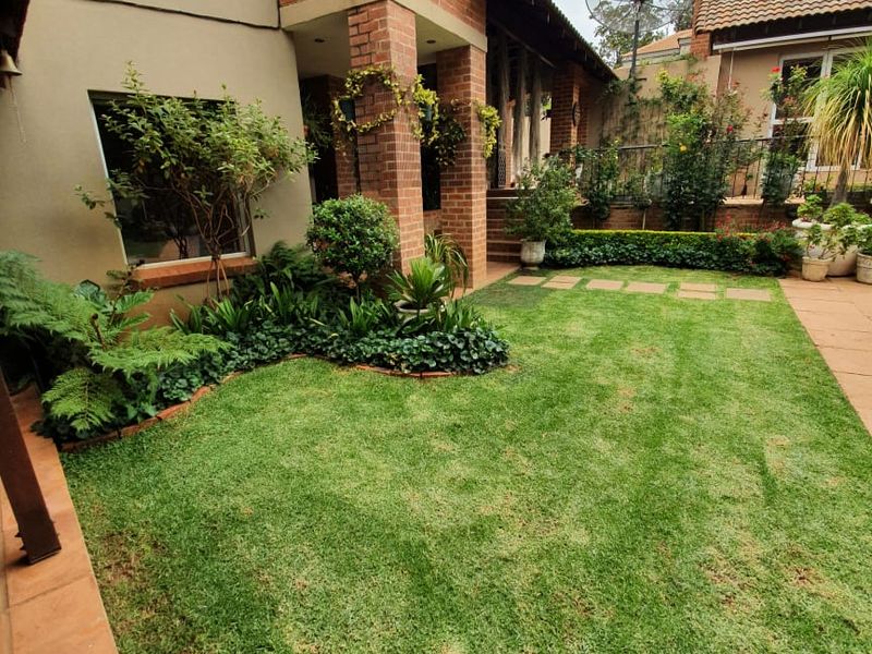 Modern 4 bedroom house for sale in Waterkloof Ridge - Photo 2