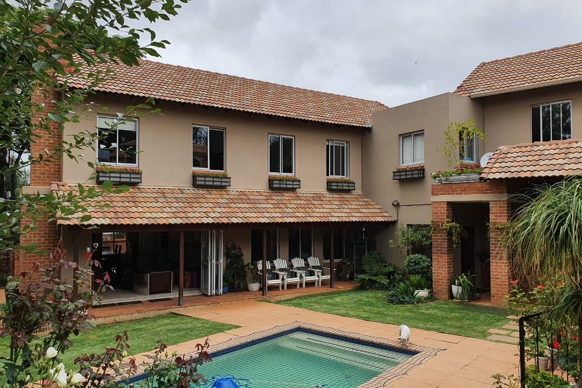 Modern 4 bedroom house for sale in Waterkloof Ridge - Photo 4