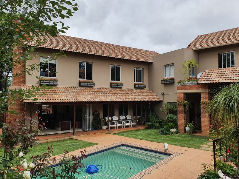 Modern 4 bedroom house for sale in Waterkloof Ridge - Photo 4
