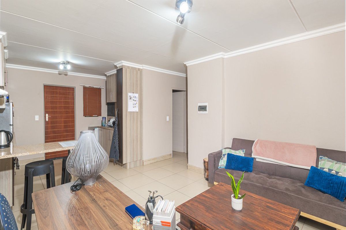 EXLUSIVE MANDATE Apartment for Sale  Prime Location in Pretoria North - Photo 5
