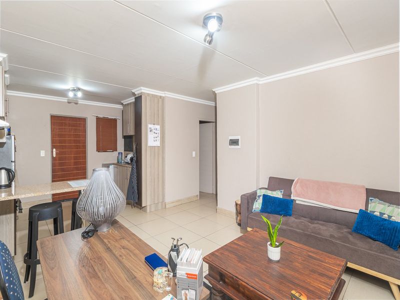 EXLUSIVE MANDATE Apartment for Sale  Prime Location in Pretoria North - Photo 5