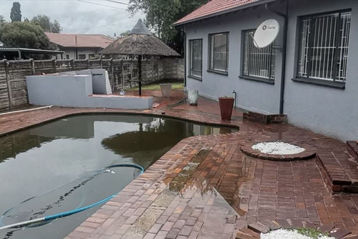 Spacious Family Home With Excellent Features - Photo 3