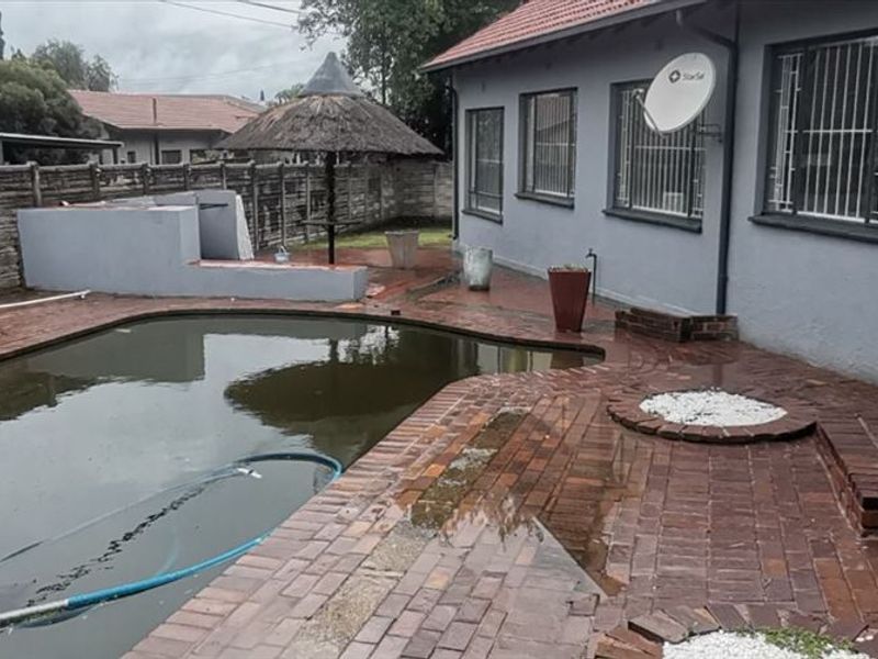 Spacious Family Home With Excellent Features - Photo 3