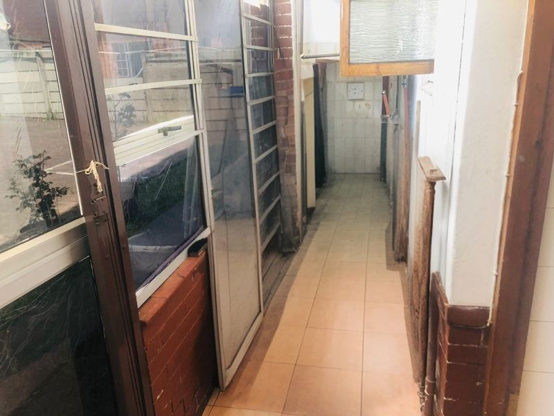 2.5 Bedrooms, 1.5 Bathrooms Apartment For Sale In Glenwood, Durban - Photo 2