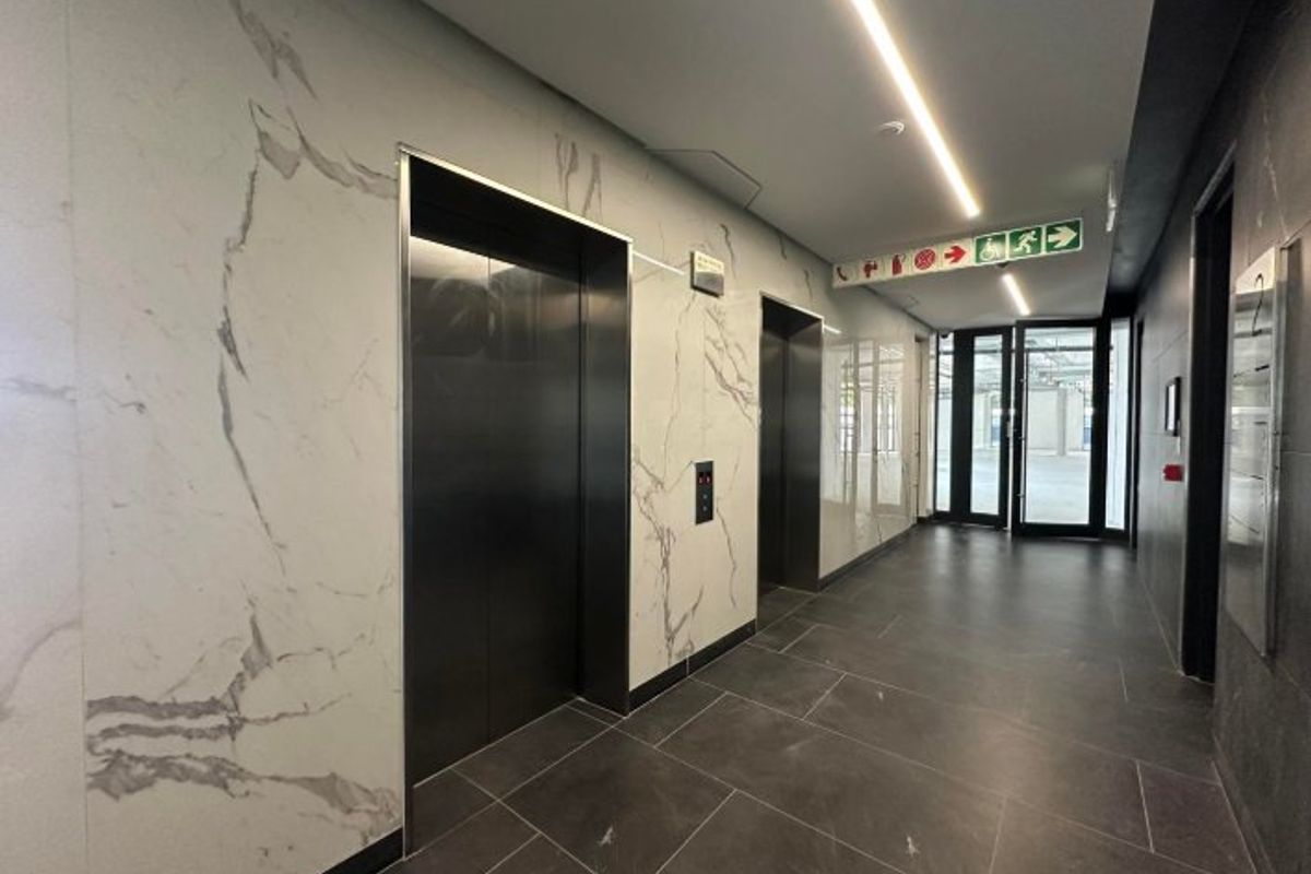 Premium White-Box Office with Expansive Balcony to rent in 52 Katherine Street, Sandton - Photo 3