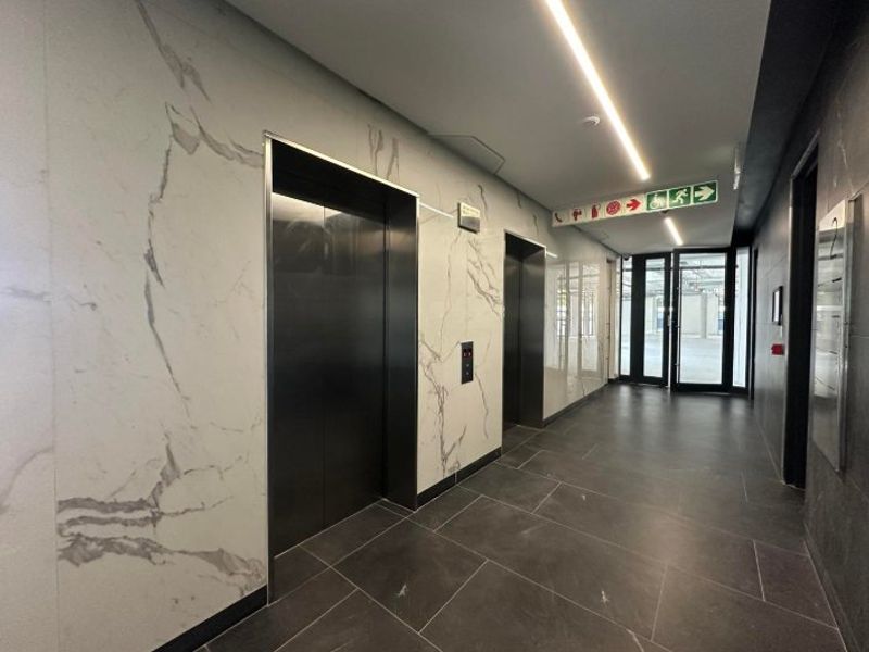 Premium White-Box Office with Expansive Balcony to rent in 52 Katherine Street, Sandton - Photo 3