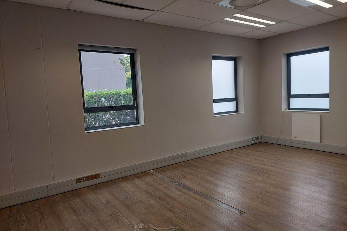 Rare Find - Ground floor gem on Main Road with private balcony - Photo 4