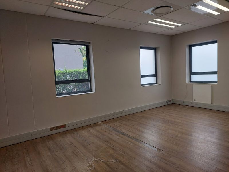 Rare Find - Ground floor gem on Main Road with private balcony - Photo 4