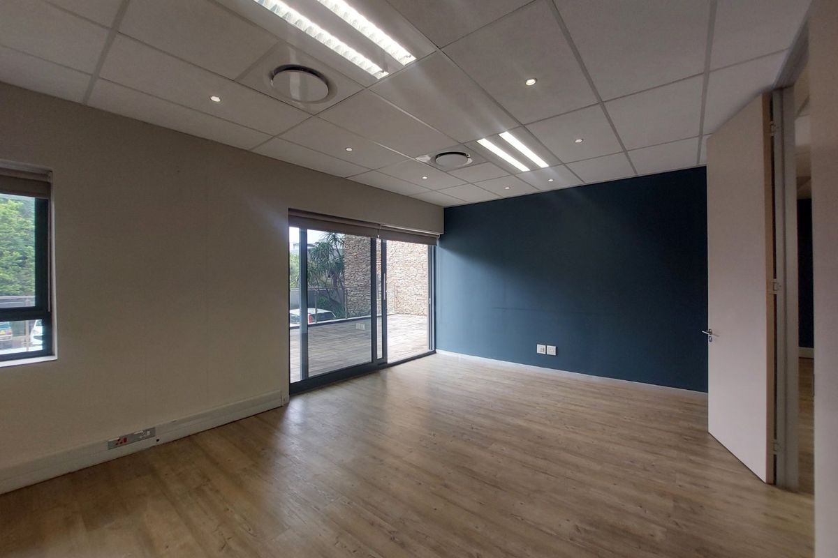 Rare Find - Ground floor gem on Main Road with private balcony - Photo 3