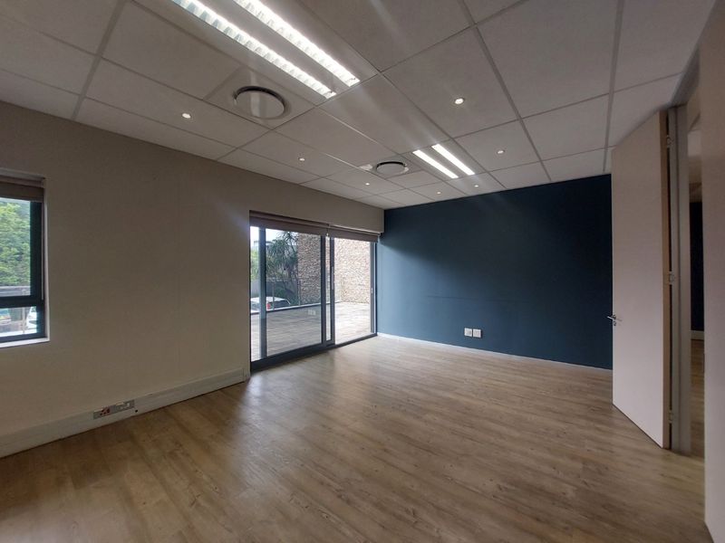 Rare Find - Ground floor gem on Main Road with private balcony - Photo 3