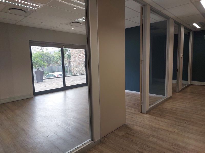 Rare Find - Ground floor gem on Main Road with private balcony - Photo 2