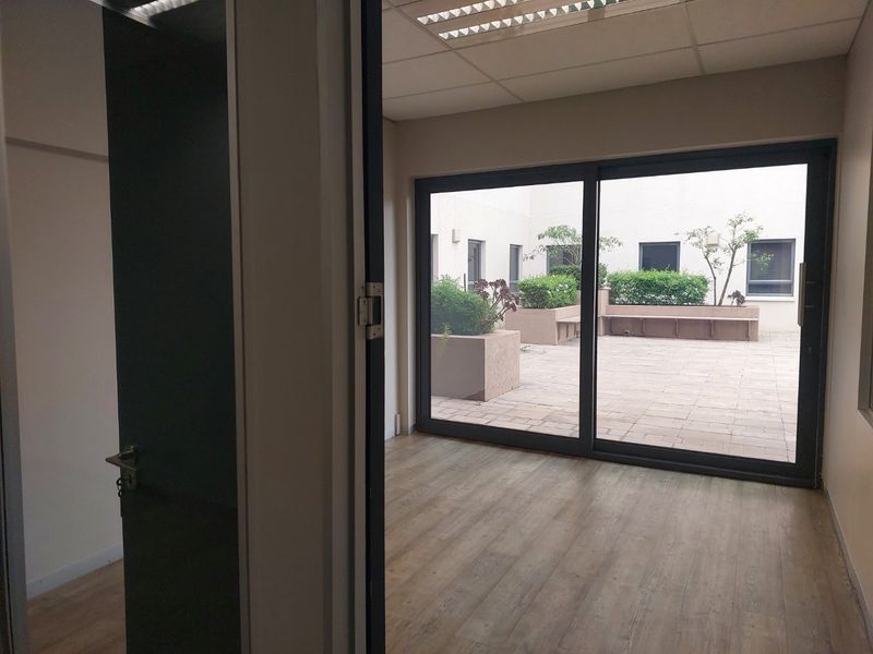 Rare Find - Ground floor gem on Main Road with private balcony - Photo 10