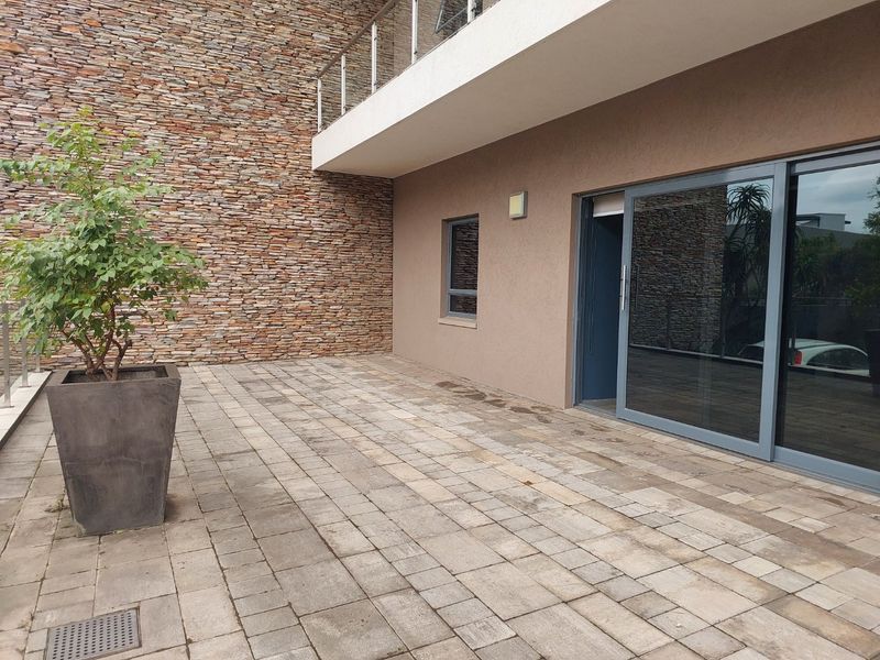 Rare Find - Ground floor gem on Main Road with private balcony - Photo 9