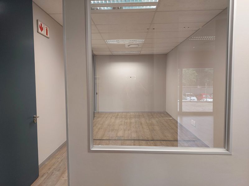 Rare Find - Ground floor gem on Main Road with private balcony - Photo 8