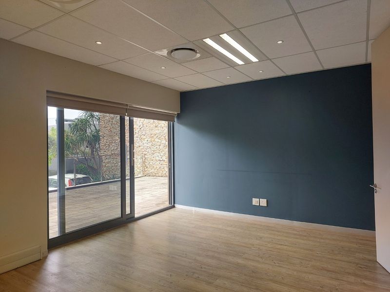 Rare Find - Ground floor gem on Main Road with private balcony - Photo 7