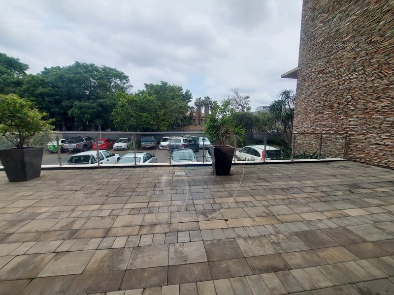 Rare Find - Ground floor gem on Main Road with private balcony - Photo 6