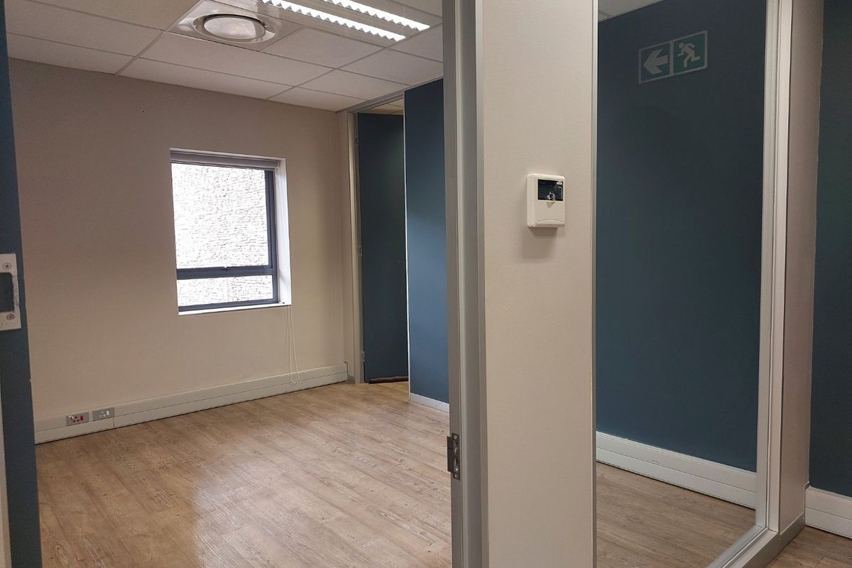 Rare Find - Ground floor gem on Main Road with private balcony - Photo 5