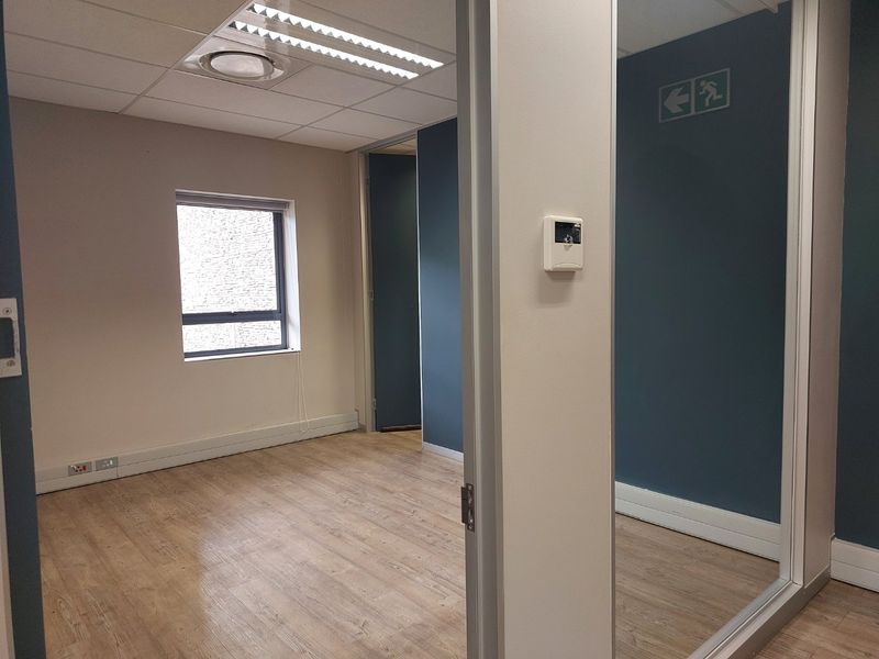 Rare Find - Ground floor gem on Main Road with private balcony - Photo 5