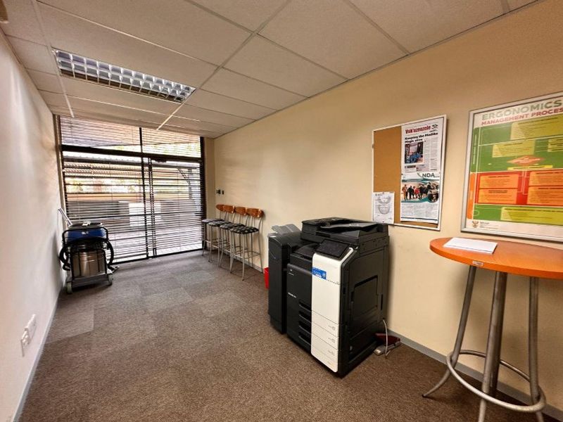 Prime Office to rent in Parktown, Johannesburg - Photo 9