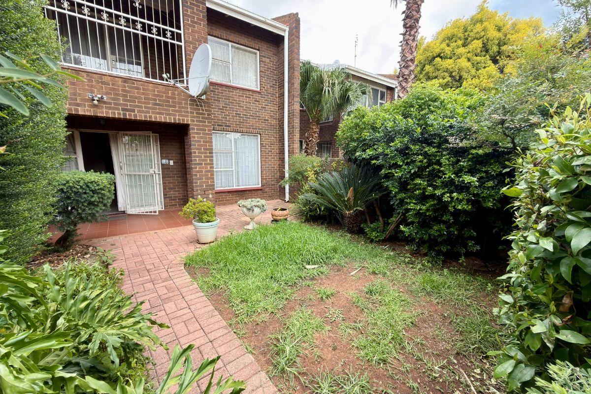 Beautifully Maintained 3-Bedroom Double-Storey Flat in Stilfontein - Photo 3