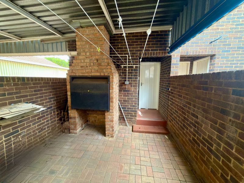 Beautifully Maintained 3-Bedroom Double-Storey Flat in Stilfontein - Photo 8