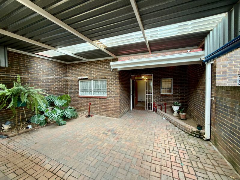 Beautifully Maintained 3-Bedroom Double-Storey Flat in Stilfontein - Photo 7