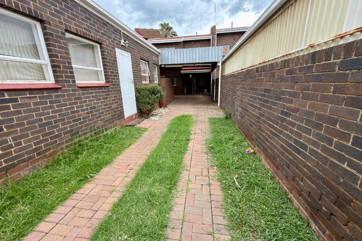 Beautifully Maintained 3-Bedroom Double-Storey Flat in Stilfontein - Photo 5