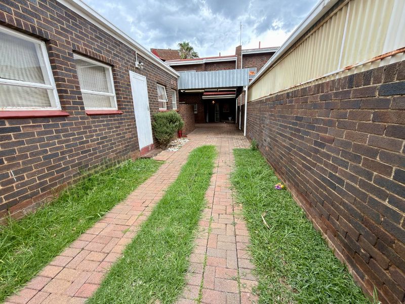 Beautifully Maintained 3-Bedroom Double-Storey Flat in Stilfontein - Photo 5
