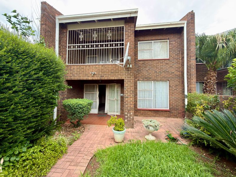 Beautifully Maintained 3-Bedroom Double-Storey Flat in Stilfontein - Photo 1