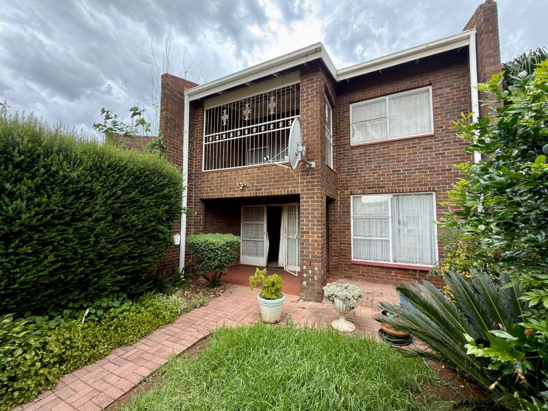 Beautifully Maintained 3-Bedroom Double-Storey Flat in Stilfontein - Photo 4
