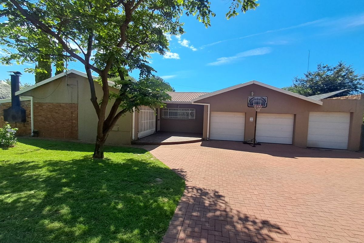 4 Bedroom House + 2 Bedroom Flatlet - Photo 2