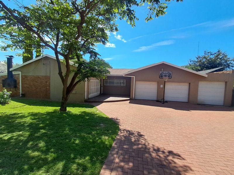 4 Bedroom House + 2 Bedroom Flatlet - Photo 2