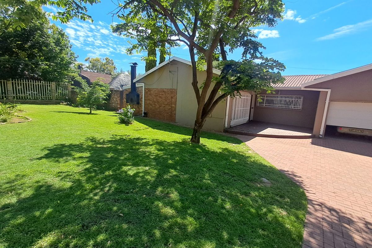 4 Bedroom House + 2 Bedroom Flatlet - Photo 3