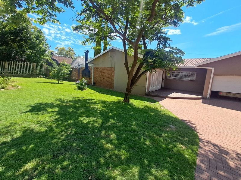 4 Bedroom House + 2 Bedroom Flatlet - Photo 3